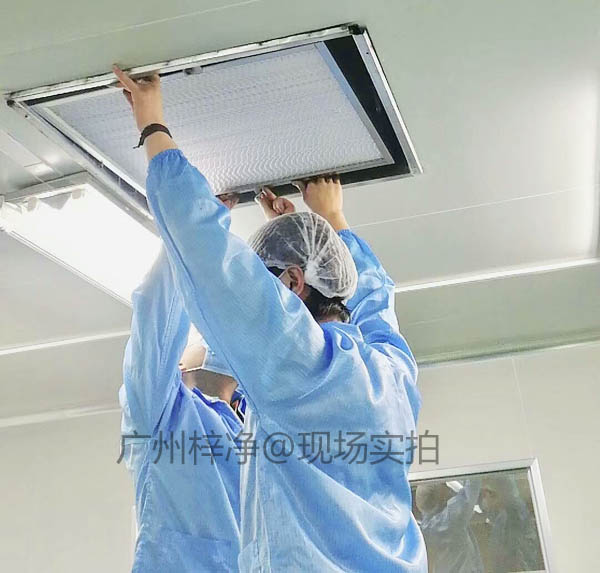 工作人員正在安裝無(wú)塵室高效過(guò)濾器