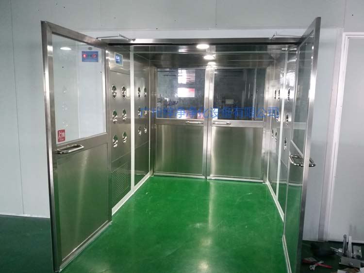 雙開門貨淋室前門打開,后門緊鎖 防止?jié)崈羰遗c非潔凈室空氣對(duì)流。