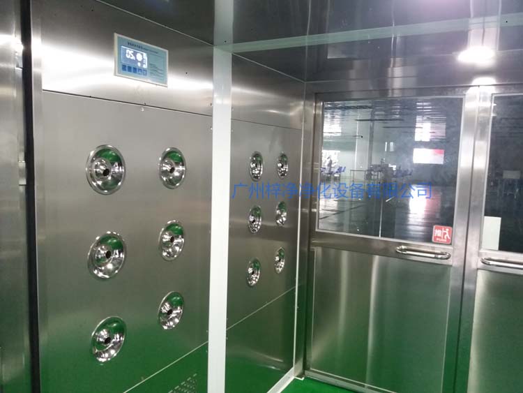 雙開門貨淋室工作區(qū)配智能控制器,方便人員使用操作。
