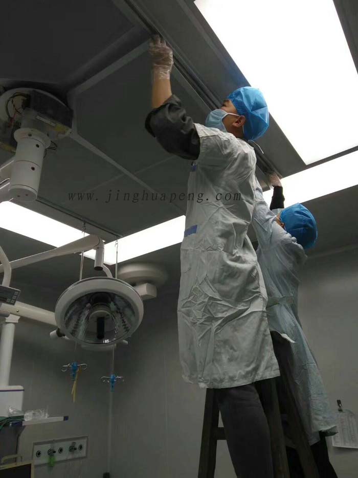醫(yī)院潔凈手術(shù)室紙隔板高效空氣過濾器安裝完畢，封閉散流板