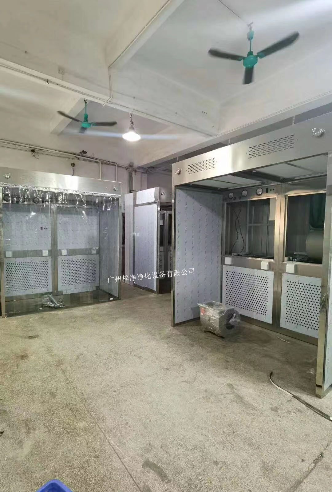 負(fù)壓稱量室設(shè)備由工作區(qū)、回風(fēng)箱體、風(fēng)機(jī)箱體、出風(fēng)箱體及外箱體幾大部分拼裝而成。